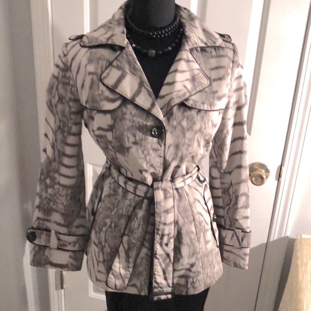 Gallery Petite rain trench coat zebra print button black, white with belt